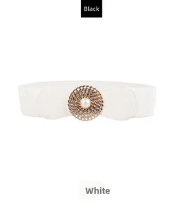 Détail de ceinture élastique blanche avec boucle dorée ajourée et incrustation de perle