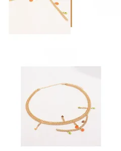 Détail de la chaîne de taille double couche avec pendentifs de fruits colorés en émail