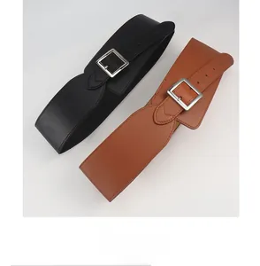 Détail de ceintures larges élégantes en noir et marron avec boucles carrées argentées