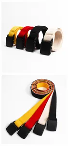 Display verticale di quattro cinture in tela intrecciata colorata con fibbie in plastica nera