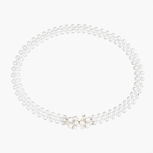 Elegante drielaagse parelketting riem met een zilveren bloemengesp op een witte achtergrond