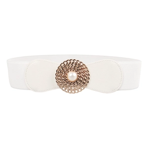 Détail d'une ceinture élastique blanche avec boucle en métal doré et incrustation de perle