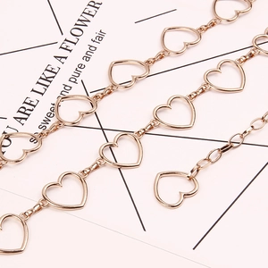 Chaîne de corps élégante en or rose avec maillons en cœur ajouré pour bijoux de plage