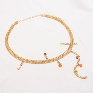 Détail de la chaîne de taille dorée à double rangée avec pendentifs de fruits en émail coloré