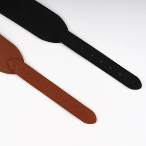 Détails rapprochés de ceintures larges noires et marron avec texture et coutures