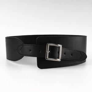 Détail de la ceinture large en cuir noir avec boucle carrée en métal argenté et surpiqûres