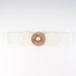 Détail de la boucle tressée or rose avec perle sur une ceinture corset élastique blanche