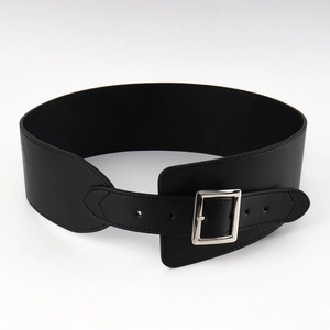Détail d'une large ceinture corset noire avec boucle carrée argentée et texture cuir