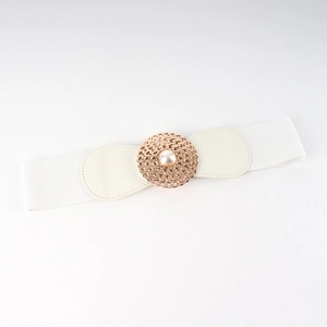 Détail de la ceinture élastique blanche avec boucle dorée et incrustation de perles
