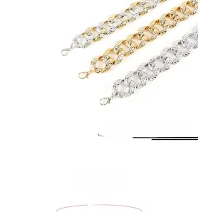 Trois ceintures en chaîne réglables multicolores avec texture martelée et fermoir