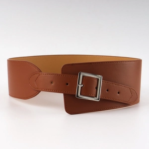 Détail d'une large ceinture marron avec texture cuir et boucle carrée en métal argenté