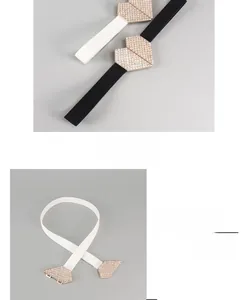 Détail de la boucle en strass en forme de cœur sur une ceinture élastique noire