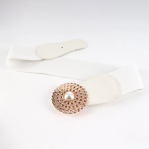 Détail d'une ceinture élastique blanche avec boucle évidée dorée et perle incrustée