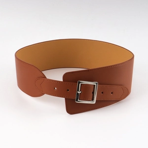 Détail de la ceinture large marron caramel avec boucle carrée argentée et trous de réglage