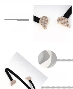 Détail de la boucle en strass en forme de cœur et de la ceinture élastique noire