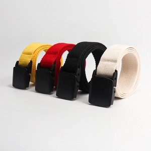 Set di quattro cinture in tela colorate con fibbie in plastica nera opaca su fondo bianco