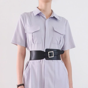 Large ceinture noire pour femme avec boucle carrée argentée sur combinaison lilas