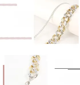 Gros plan détaillé de la ceinture chaîne en acrylique bicolore avec fermoir texturé
