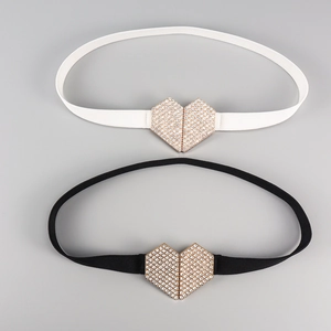 Détails de ceintures élastiques noires et blanches avec boucles en forme de cœur strass