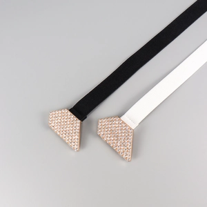 Détail de ceintures élastiques avec boucles étincelantes en forme de cœur en strass