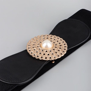 Ceinture large élastique pour femme avec boucle chaîne dorée et grande perle blanche