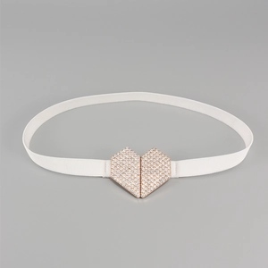 Gros plan d'une boucle coeur en strass sur une ceinture élastique blanche pour femme