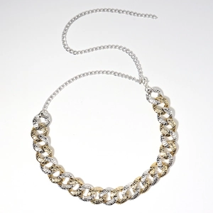 Détail d'une ceinture chaîne en acrylique martelé avec maillons or et argent réglables