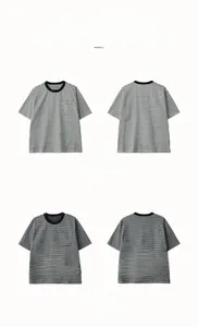 T-shirt a righe a maniche corte in bianco e grigio con taschino applicato sul petto