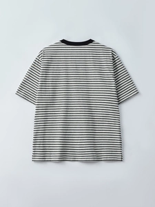 T-shirt da uomo a righe vestibilità comoda con girocollo nero e vista posteriore minimalista
