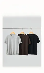 Détail du col rond et de la texture côtelée fine sur les t-shirts en tricot pour hommes
