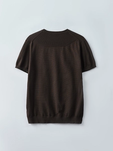 T-shirt en maille marron café pour hommes, coupe ajustée avec détails texturés aux épaules