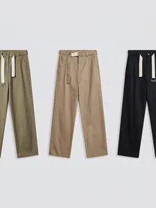 Casual herenbroek met rechte pijpen in olijfgroen, kaki en zwart met geweven riemdetail