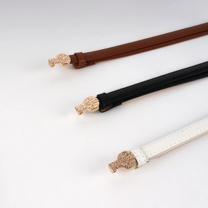 Détail de ceintures en cuir pour femmes en noir, marron et blanc avec boucles vintage dorées