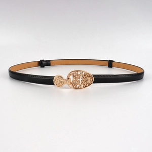 Détail d'une boucle dorée vintage sur une ceinture en cuir noir pour robes