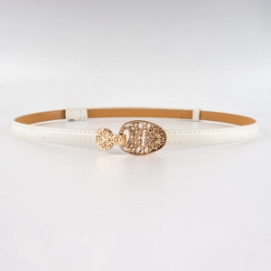 Détail d'une ceinture blanche avec boucle dorée ajourée vintage et coutures précises
