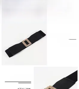 Détail de la ceinture élastique noire avec une boucle carrée ornée de strass