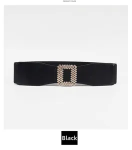Détail d'une ceinture élastique noire avec une boucle carrée luxueuse ornée de strass
