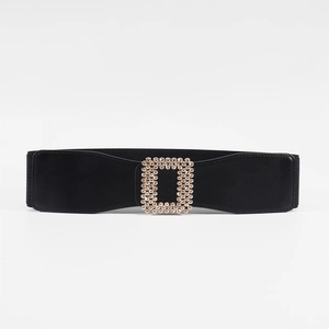 Détail de la ceinture élastique large avec boucle carrée luxueuse ornée de strass