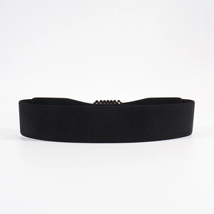 Détail d'une ceinture élastique noire haute densité avec boucle et accents dorés