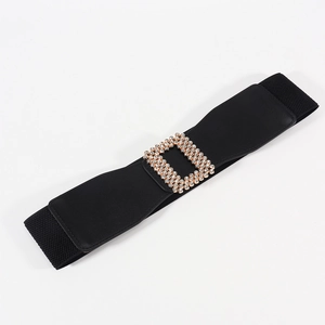 Ceinture élastique noire pour femme avec boucle carrée en strass sur fond blanc uni
