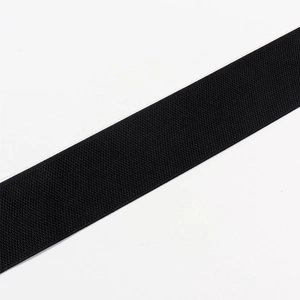 Gros plan du tissu élastique noir de la ceinture montrant une texture tissée à haute densité