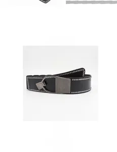 Détail de la ceinture punk noire avec doubles rangées de clous pyramide et boucle anneau
