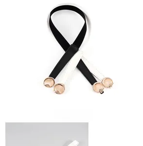 Detailansicht des schmalen Gürtels mit goldener Rosenschnalle und Opalstein-Dekor