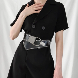Détail d'une ceinture corset punk noire avec boucle à grand anneau et rivets argentés