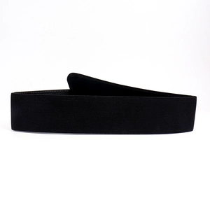 Vue détaillée d'une large ceinture élastique noire en tissu extensible avec texture verticale