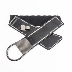 Large ceinture punk noire pour femme avec clous argentés et boucle en D métallique