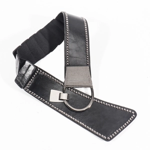 Ceinture corset punk noire avec clous carrés argentés et boucle en métal sur fond blanc