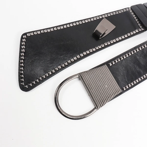 Ceinture large noire style punk en cuir avec rivets carrés argentés et boucle anneau en D
