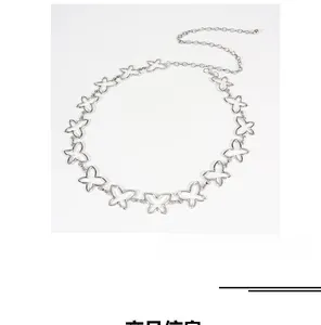 Détail des maillons papillon sur la chaîne de taille métallique argentée pour femme