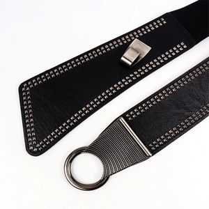 Détail de la ceinture punk noire à rivets avec boucle en anneau argenté et texture cuir